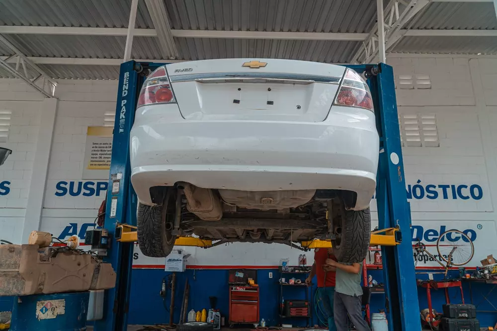 Automobil na dizalici u servisu